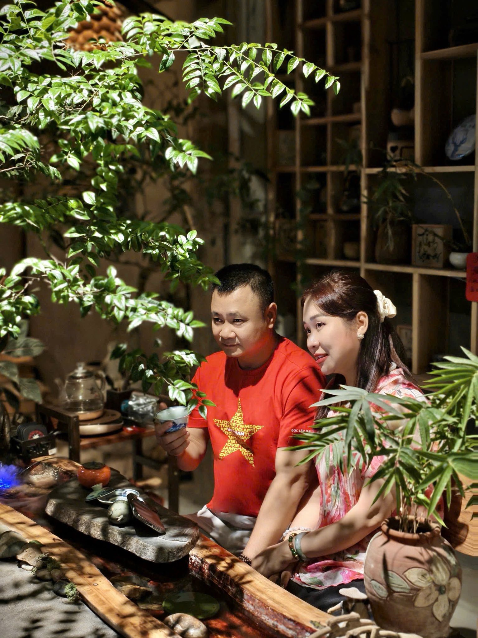 Nam NSND l&agrave; Gi&aacute;m đốc Nh&agrave; h&aacute;t Ch&egrave;o Qu&acirc;n đội b&ecirc;n người phụ nữ anh si m&ecirc;: "B&igrave;nh y&ecirc;n l&agrave; chốn đ&acirc;y"- Ảnh 1.