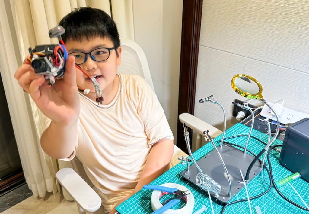 Cậu b&eacute; người Trung Quốc g&acirc;y ch&uacute; &yacute; dư luận khi 'tự chế tạo' động cơ phản lực turbo ngay trong ph&ograve;ng kh&aacute;ch nh&agrave; m&igrave;nh- Ảnh 1.