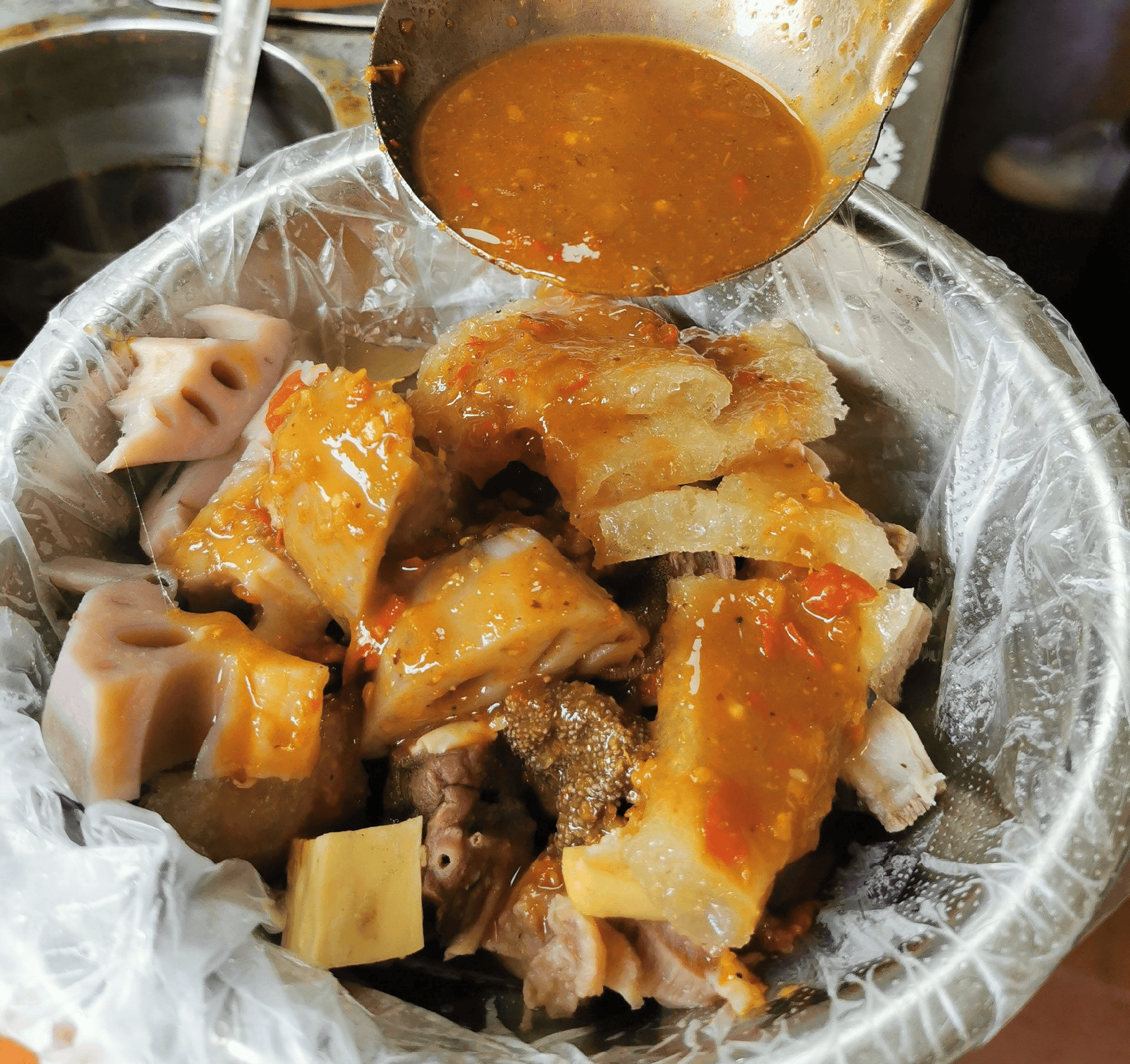 Hạ Ch&acirc;u kh&ocirc;ng chỉ c&oacute; cổ trấn Ho&agrave;ng Di&ecirc;u: 6 m&oacute;n ăn vặt m&agrave; d&acirc;n bản địa giữ kỹ trong hẻm nhỏ- Ảnh 1.