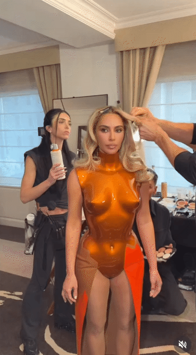 Kim Kardashian h&eacute; lộ hậu trường Met Gala 2026: Bộ đồ "l&agrave;nh" nhất lịch sử, vẫn kh&ocirc;ng thể ngồi, kh&ocirc;ng d&aacute;m đi vệ sinh- Ảnh 13.