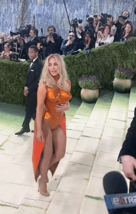 Kim Kardashian h&eacute; lộ hậu trường Met Gala 2026: Bộ đồ "l&agrave;nh" nhất lịch sử, vẫn kh&ocirc;ng thể ngồi, kh&ocirc;ng d&aacute;m đi vệ sinh- Ảnh 3.