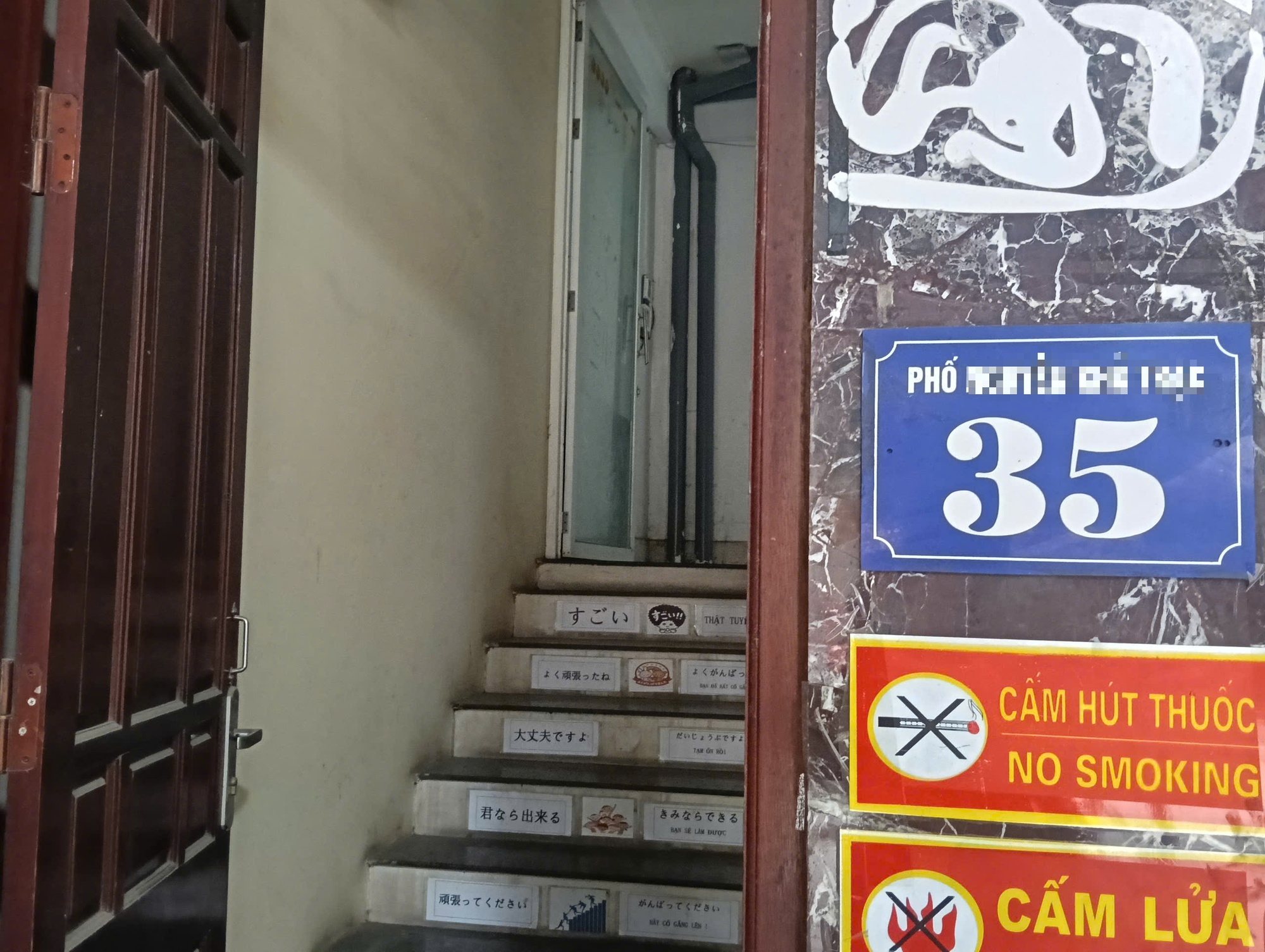 B&eacute; g&aacute;i 4 tuổi bị bạo h&agrave;nh tử vong: H&agrave;ng x&oacute;m kể lại gi&acirc;y ph&uacute;t nạn nh&acirc;n được đưa đi cấp cứu- Ảnh 1.