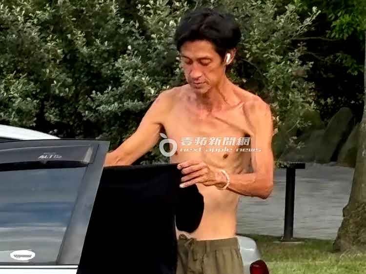 Nam thần đ&igrave;nh đ&aacute;m mất tr&iacute; v&igrave; mẹ ruột qua đời - bồ bỏ: Th&acirc;n h&igrave;nh chỉ c&ograve;n da bọc xương, đi lang thang quấy ph&aacute; khắp phố- Ảnh 3.