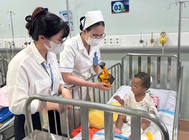 Những h&igrave;nh ảnh mới nhất tại bệnh viện của em b&eacute; 2 tuổi bị bạo h&agrave;nh nghi&ecirc;m trọng - Ảnh 1.