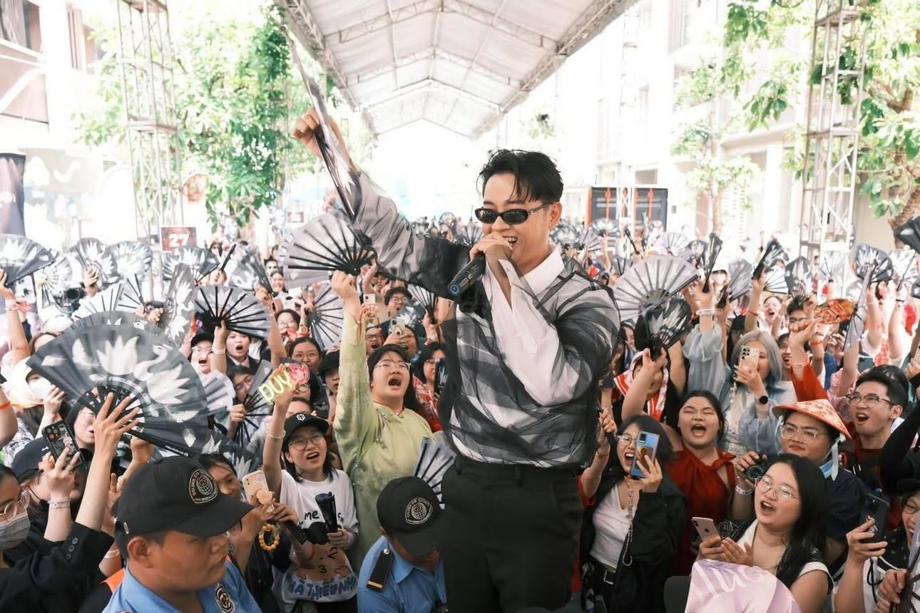 H&agrave;nh tr&igrave;nh của &ldquo;Crack That Fan&rdquo; từ kh&ocirc;ng gian Queer đến s&acirc;n khấu đại ch&uacute;ng - Ảnh 1.
