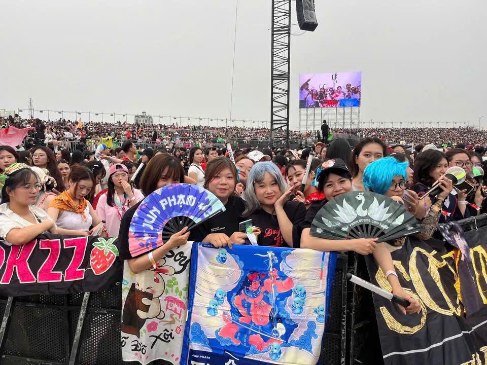 H&agrave;nh tr&igrave;nh của &ldquo;Crack That Fan&rdquo; từ kh&ocirc;ng gian Queer đến s&acirc;n khấu đại ch&uacute;ng - Ảnh 4.