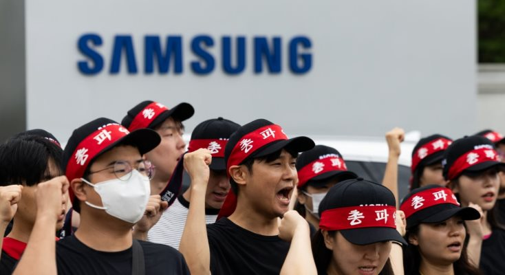 N&oacute;ng: H&agrave;ng chục ngh&igrave;n nh&acirc;n vi&ecirc;n Samsung đe dọa sẽ đ&igrave;nh c&ocirc;ng 18 ng&agrave;y, thiệt hại c&oacute; thể l&ecirc;n tới 20 tỷ USD- Ảnh 1.