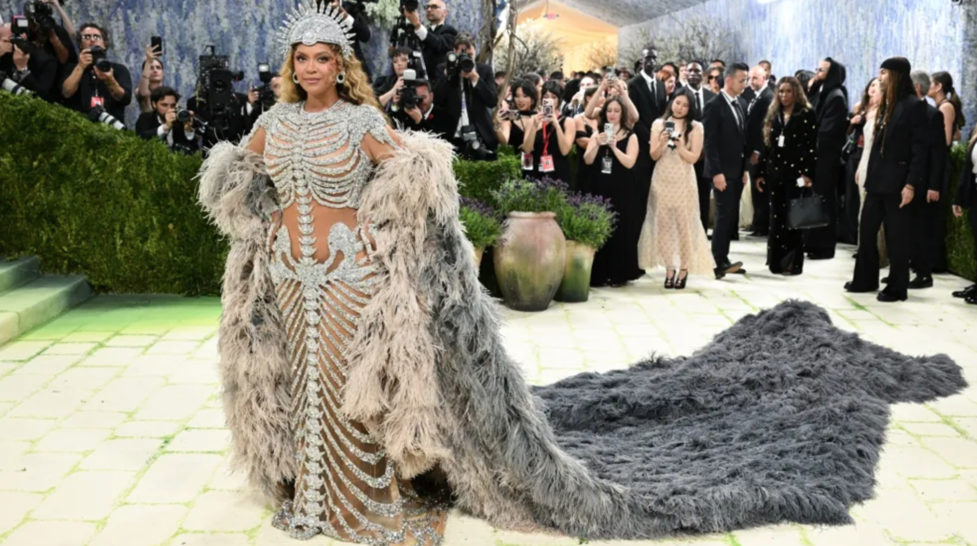 Nữ ho&agrave;ng showbiz diện chiếc v&ograve;ng cổ đắt nhất lịch sử Met Gala nhưng vẫn bị ch&ecirc; v&igrave; l&yacute; do kh&ocirc;ng tưởng- Ảnh 1.
