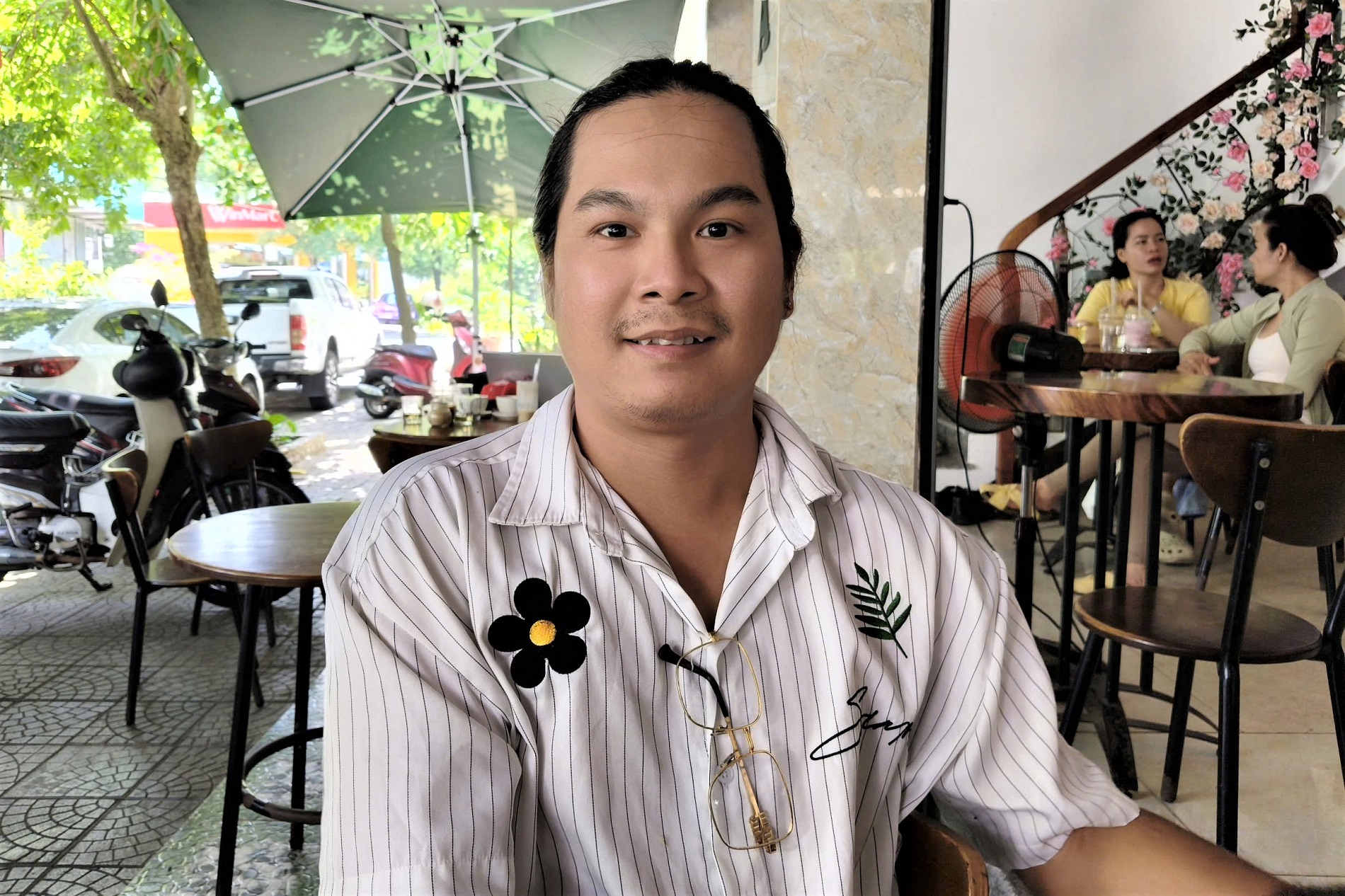 Gặp người đ&agrave;n &ocirc;ng giao con cho vợ rồi lao xuống s&ocirc;ng H&agrave;n cứu nam thanh ni&ecirc;n đang chới với- Ảnh 2.