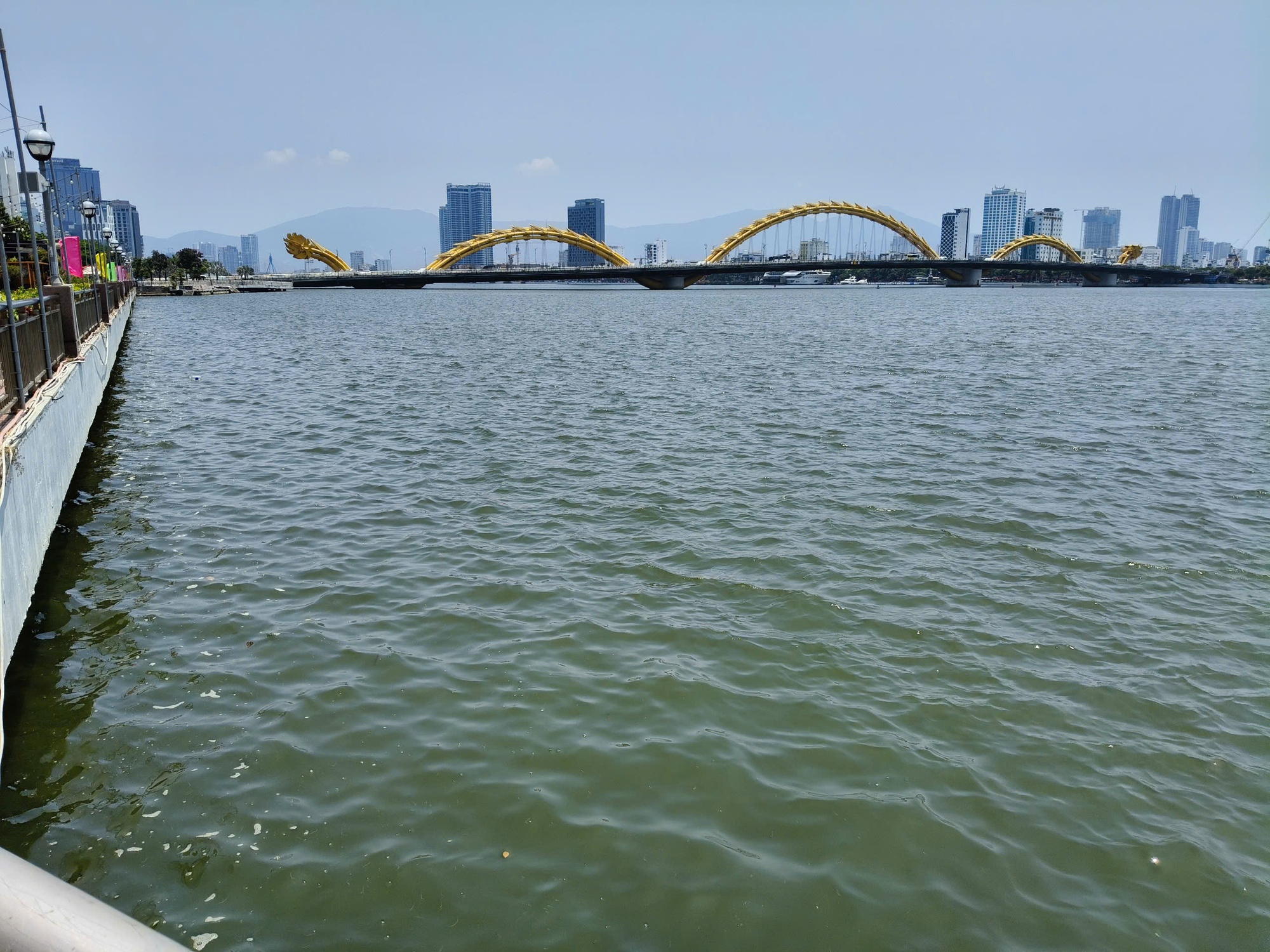 Gặp người đ&agrave;n &ocirc;ng giao con cho vợ rồi lao xuống s&ocirc;ng H&agrave;n cứu nam thanh ni&ecirc;n đang chới với- Ảnh 3.