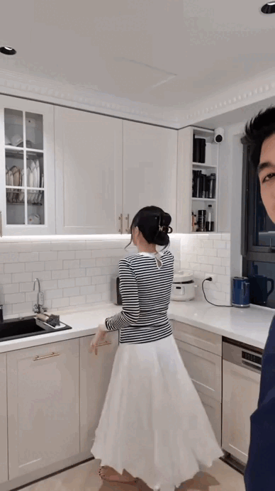 Mỹ nh&acirc;n showbiz kết h&ocirc;n với mối t&igrave;nh đầu: Ở chung cư đẹp như mộng, lại được "chồng so&aacute;i ca" tặng biệt thự view hồ si&ecirc;u đẳng cấp- Ảnh 9.