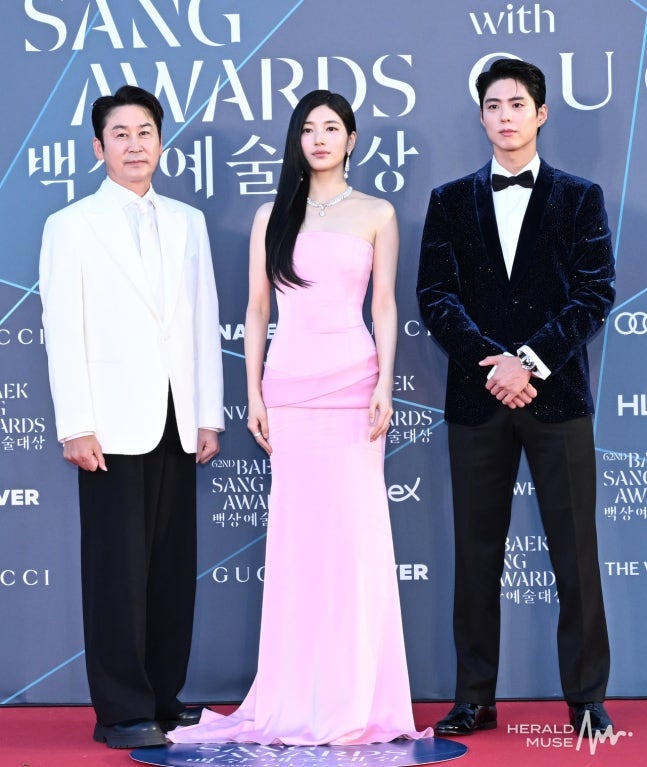 Đẹp bậc nhất Baeksang 2026 gọi t&ecirc;n Suzy: Nh&igrave;n bờ vai ngọc ng&agrave; l&agrave; thấy sang chảnh, soi đến cam thường mới hiểu sao được Lee Min Ho y&ecirc;u- Ảnh 1.