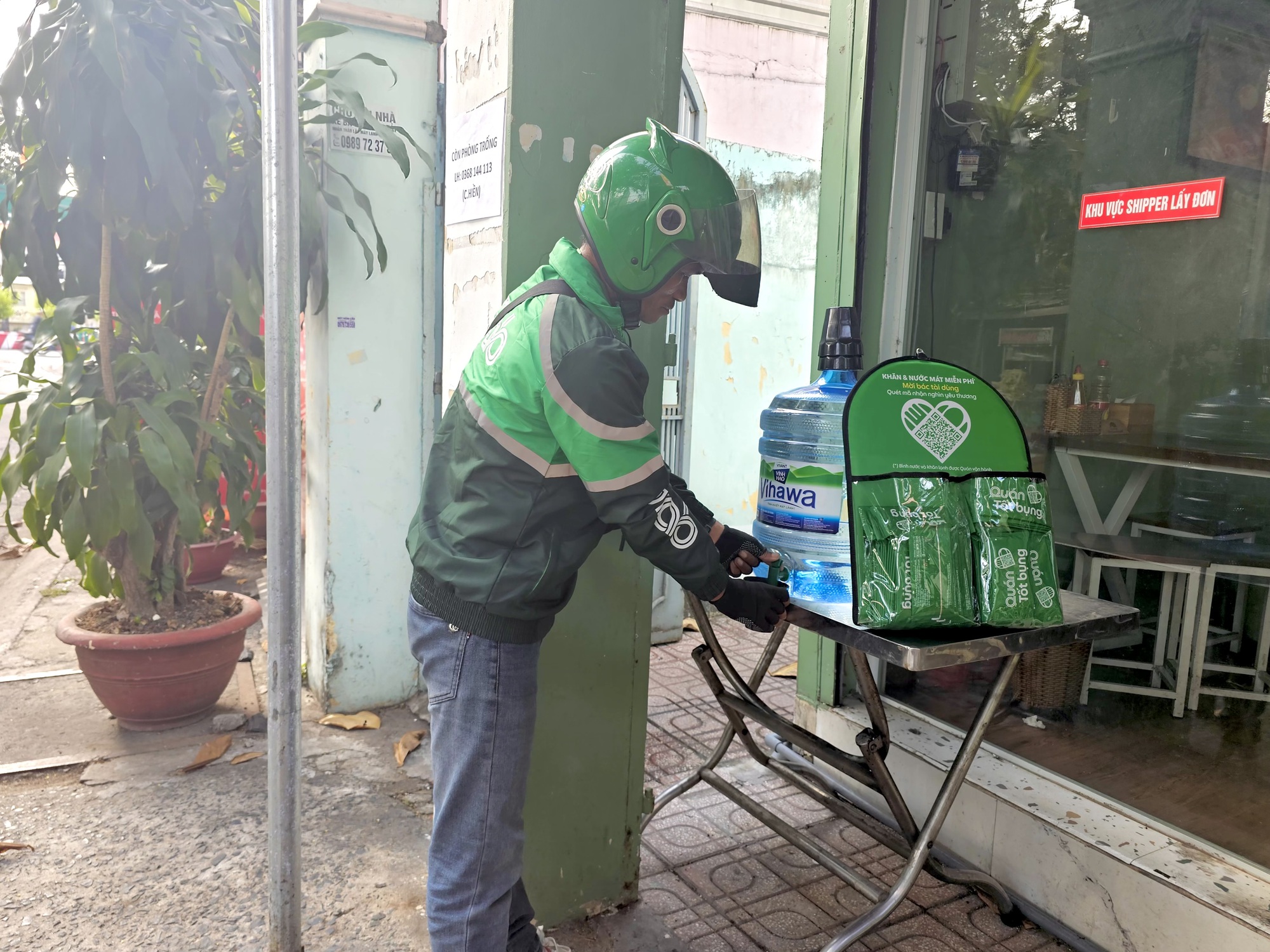 Grab triển khai chiến dịch &ldquo;Qu&aacute;n Tốt Bụng&rdquo; để tiếp sức m&ugrave;a nắng n&oacute;ng cho b&aacute;c t&agrave;i - Ảnh 1.