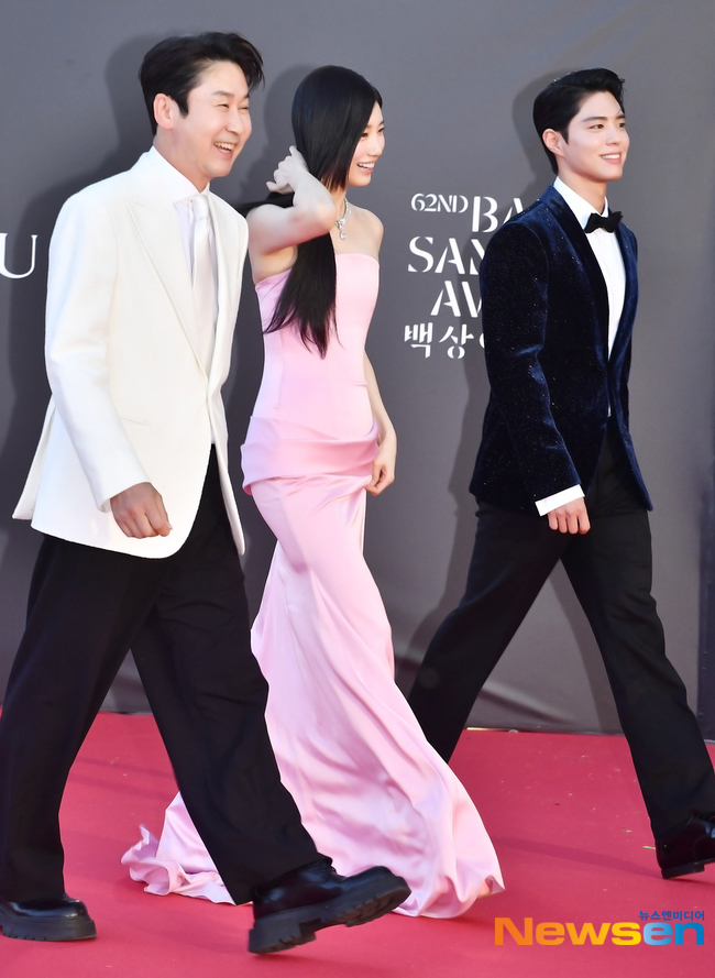 Si&ecirc;u thảm đỏ Baeksang 2026: 1 mỹ nh&acirc;n hở bạo &aacute;t cả Son Ye Jin - Yoona, Suzy xứng danh nữ thần - Ảnh 11.