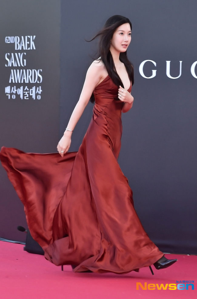 Si&ecirc;u thảm đỏ Baeksang 2026: 1 mỹ nh&acirc;n hở bạo &aacute;t cả Son Ye Jin - Yoona, Suzy xứng danh nữ thần - Ảnh 7.