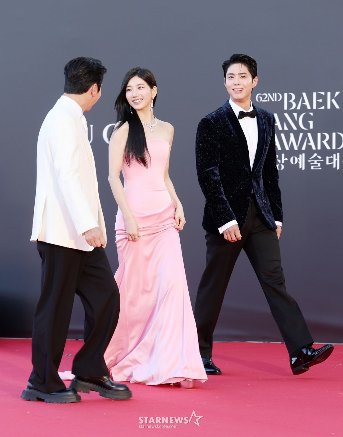 C&uacute; va chạm kh&oacute; ngờ của Suzy v&agrave; Yoona tại thảm đỏ lớn nhất H&agrave;n Quốc- Ảnh 1.