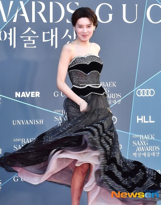 Tr&ugrave;m lố ở Baeksang 2026: 1 mỹ nh&acirc;n nhảy nh&oacute;t b&aacute; đạo tr&ecirc;n thảm đỏ, cả d&agrave;n sao hạng A s&aacute;p lại cũng xin nhường spotlight- Ảnh 6.