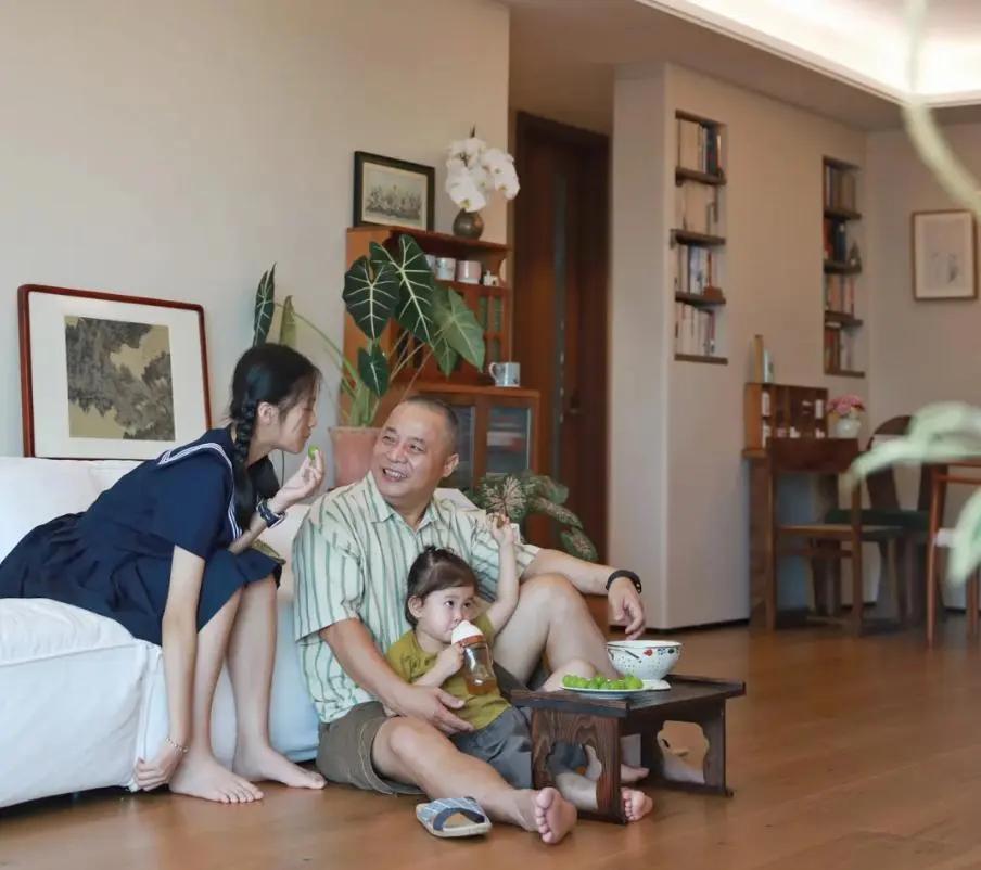 Sau khi bỏ đi chiếc ghế sofa, t&ocirc;i ph&aacute;t hiện ra ph&ograve;ng kh&aacute;ch l&agrave; một "kho b&aacute;u" về kh&ocirc;ng gian, t&ocirc;i thực sự hối tiếc v&igrave; đ&atilde; kh&ocirc;ng vứt bỏ n&oacute; sớm hơn - Ảnh 6.