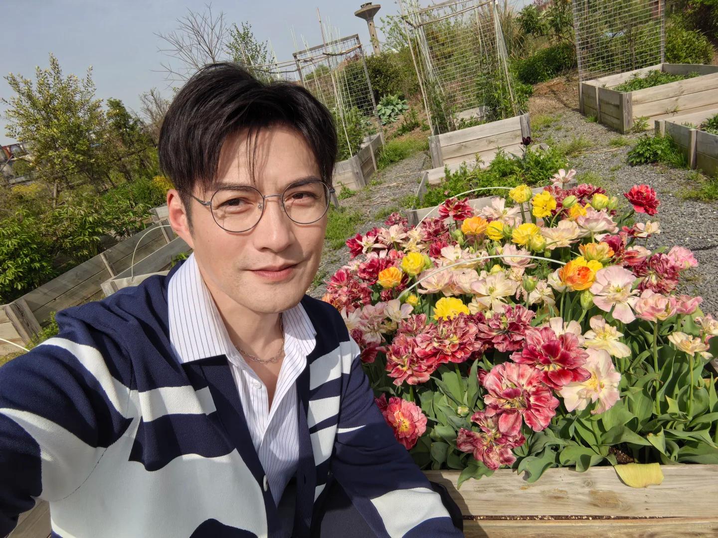 Từ bỏ h&agrave;o quang showbiz, "Đệ nhất mỹ nam cổ trang" vạn người m&ecirc; nay h&igrave; hục... bới đất nhặt giun giữa biệt thự tại Thượng Hải- Ảnh 5.