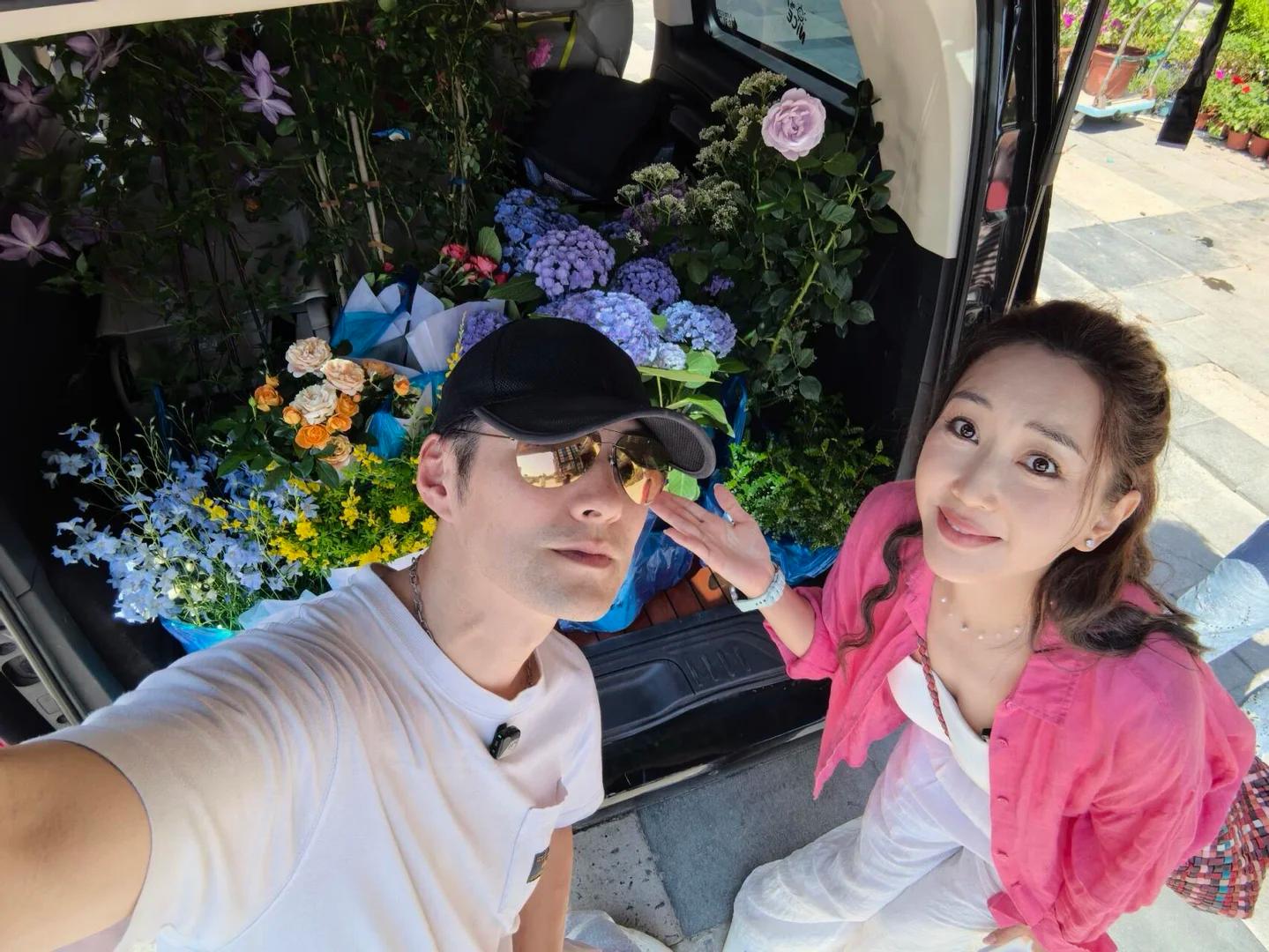 Từ bỏ h&agrave;o quang showbiz, "Đệ nhất mỹ nam cổ trang" vạn người m&ecirc; nay h&igrave; hục... bới đất nhặt giun giữa biệt thự tại Thượng Hải- Ảnh 1.