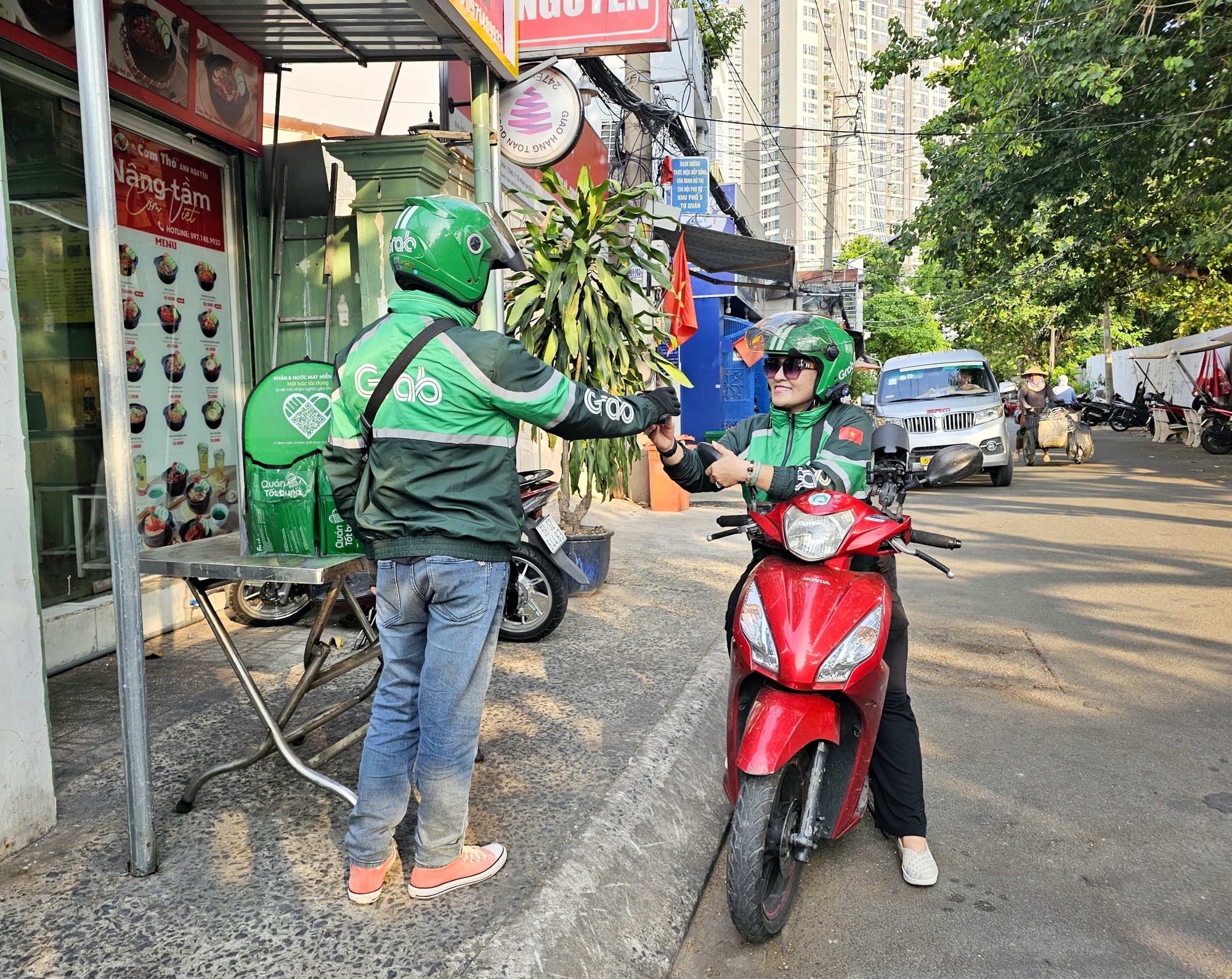 Grab triển khai chiến dịch &ldquo;Qu&aacute;n Tốt Bụng&rdquo; để tiếp sức m&ugrave;a nắng n&oacute;ng cho b&aacute;c t&agrave;i - Ảnh 3.
