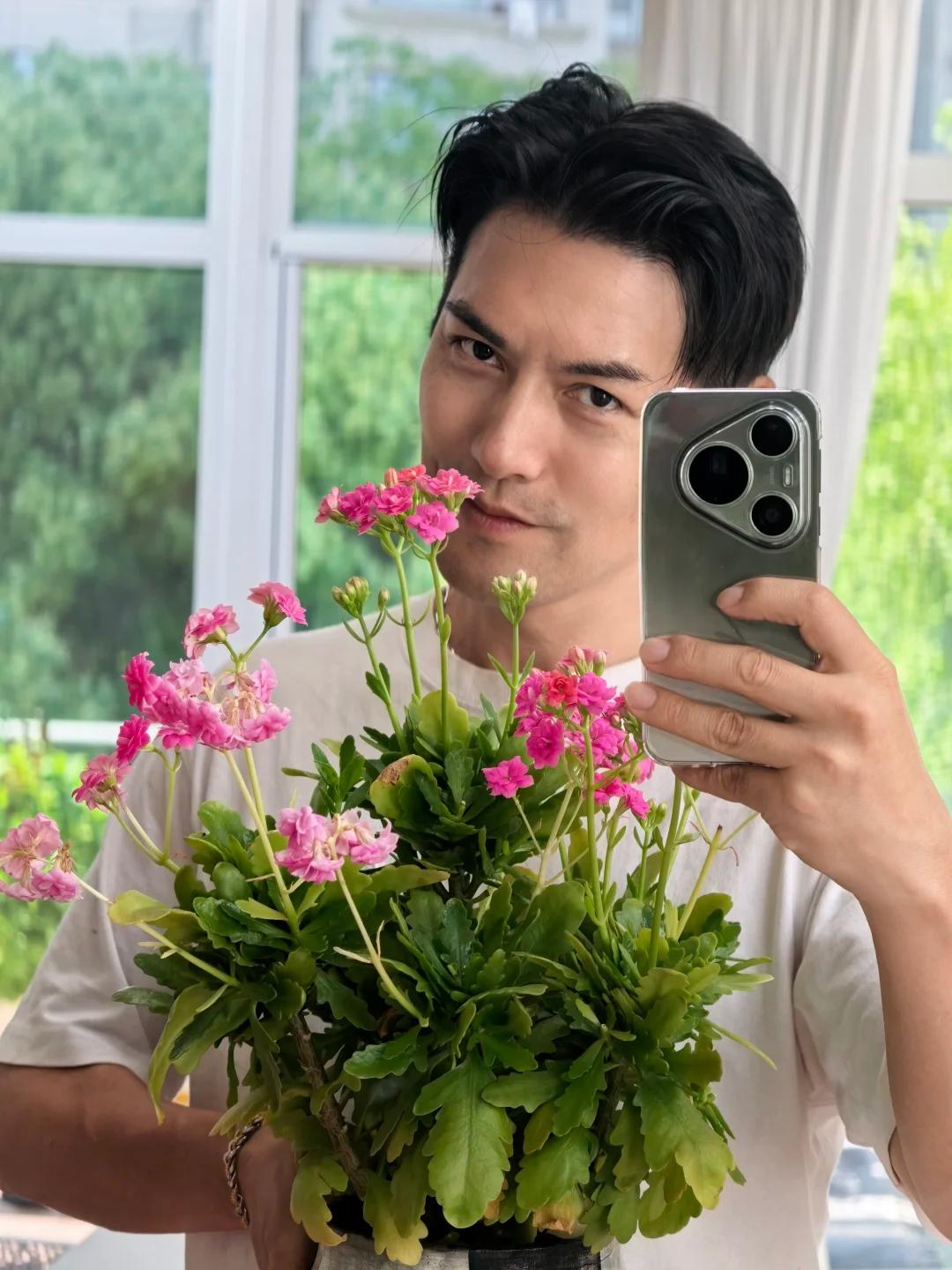 Từ bỏ h&agrave;o quang showbiz, "Đệ nhất mỹ nam cổ trang" vạn người m&ecirc; nay h&igrave; hục... bới đất nhặt giun giữa biệt thự tại Thượng Hải- Ảnh 2.