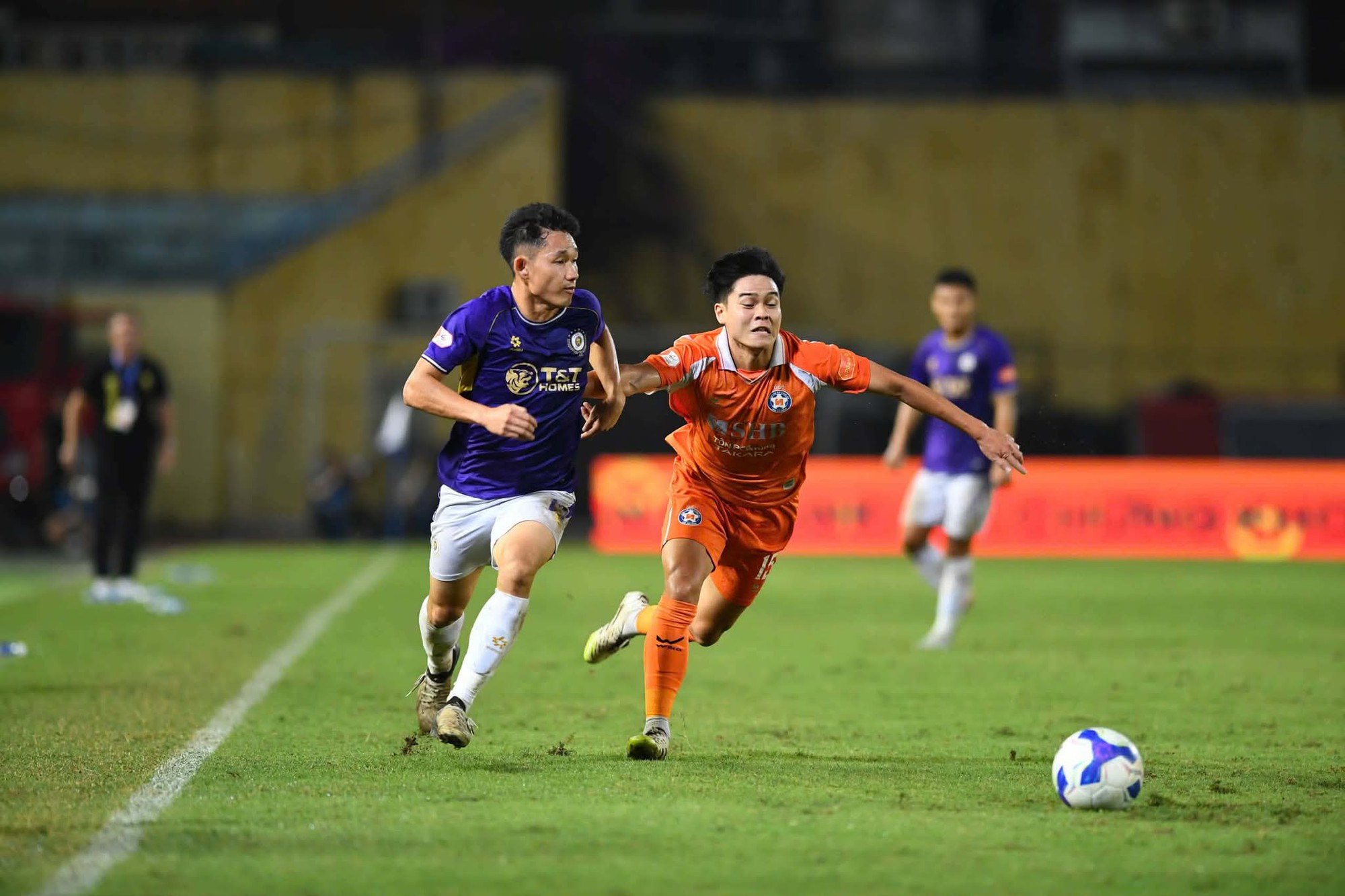 10 cầu thủ bị treo gi&ograve;, 3 CLB bị phạt tiền, 1 HLV bị cấm chỉ đạo tại V.League  - Ảnh 1.