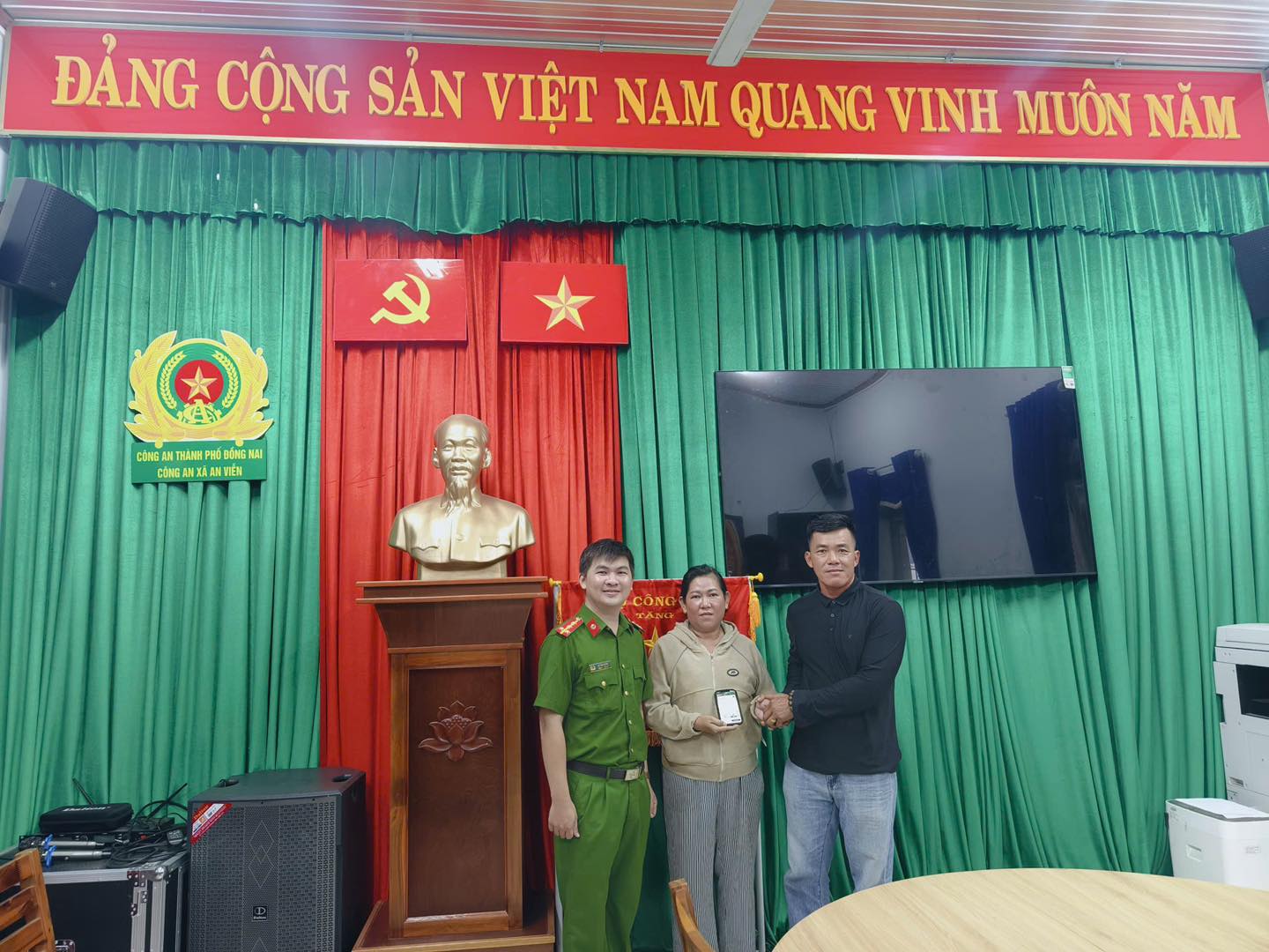 Nhận 400 triệu đồng v&agrave;o t&agrave;i khoản, ch&agrave;ng trai 2k6 lập tức b&aacute;o c&ocirc;ng an- Ảnh 1.