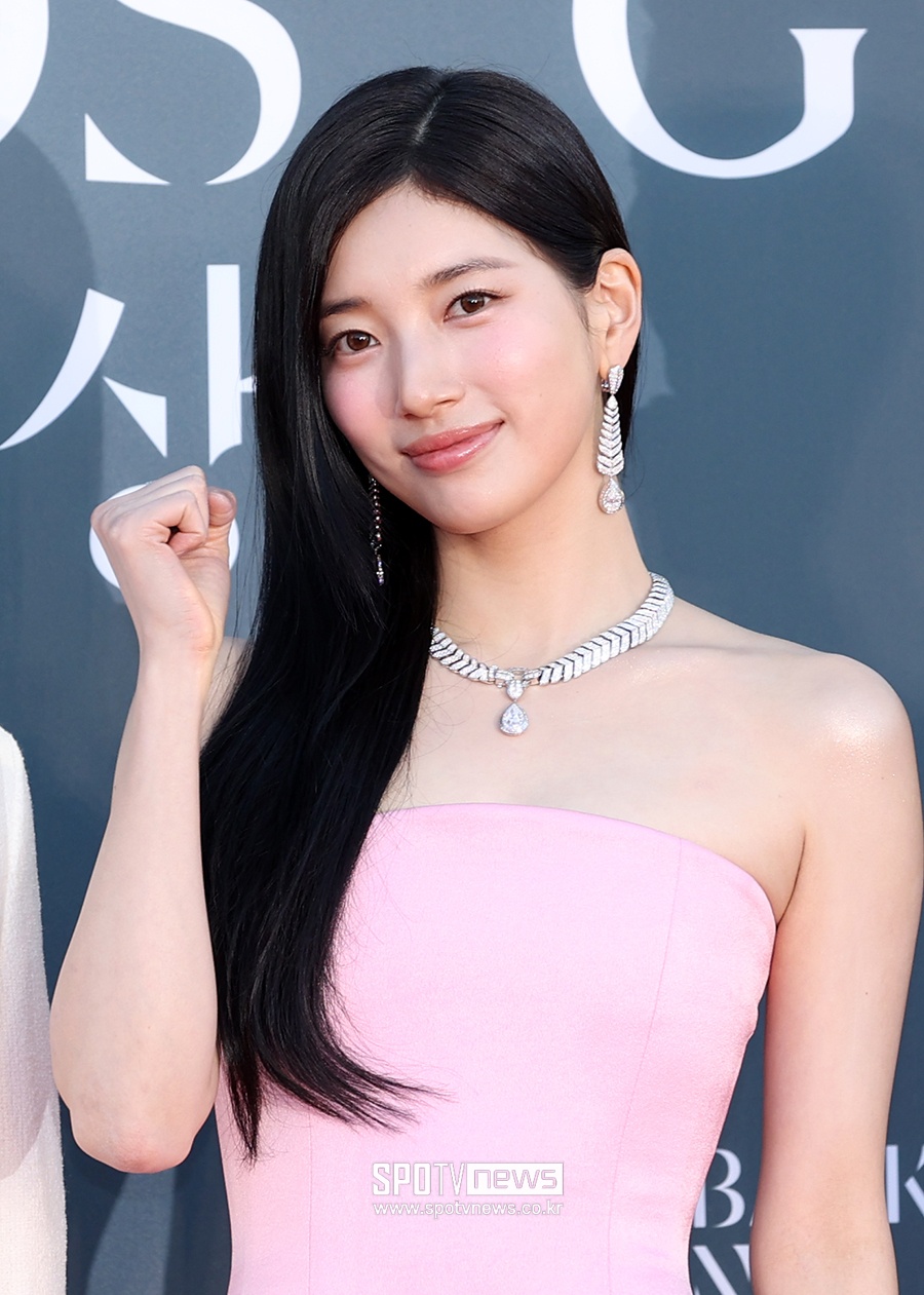 Đẹp bậc nhất Baeksang 2026 gọi t&ecirc;n Suzy: Nh&igrave;n bờ vai ngọc ng&agrave; l&agrave; thấy sang chảnh, soi đến cam thường mới hiểu sao được Lee Min Ho y&ecirc;u- Ảnh 6.