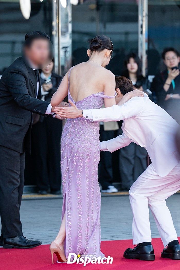 Clip Hyun Bin t&eacute; ng&atilde; li&ecirc;n ho&agrave;n tr&ecirc;n thảm đỏ Baeksang 2026, su&yacute;t gặp cảnh hớ h&ecirc;nh nhạy cảm giữa s&oacute;ng trực tiếp- Ảnh 8.