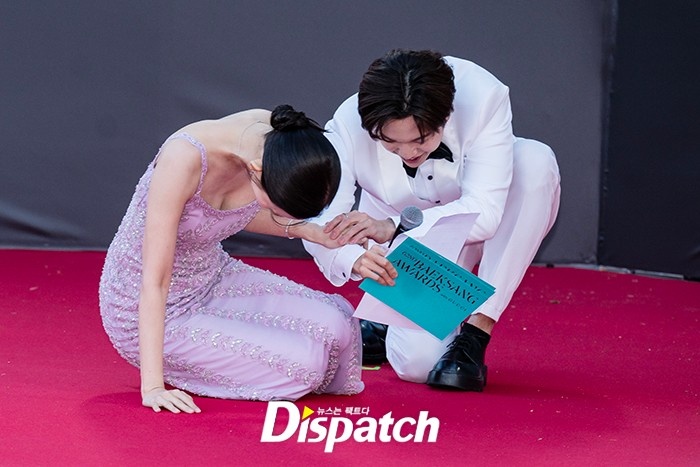 Clip Hyun Bin t&eacute; ng&atilde; li&ecirc;n ho&agrave;n tr&ecirc;n thảm đỏ Baeksang 2026, su&yacute;t gặp cảnh hớ h&ecirc;nh nhạy cảm giữa s&oacute;ng trực tiếp- Ảnh 5.