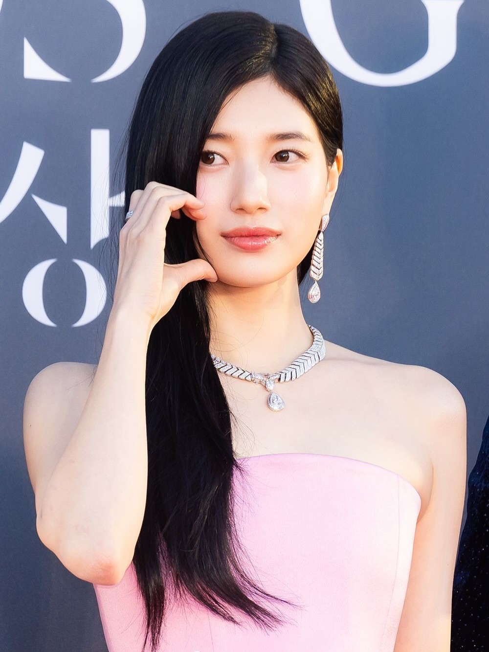 C&uacute; va chạm kh&oacute; ngờ của Suzy v&agrave; Yoona tại thảm đỏ lớn nhất H&agrave;n Quốc- Ảnh 3.