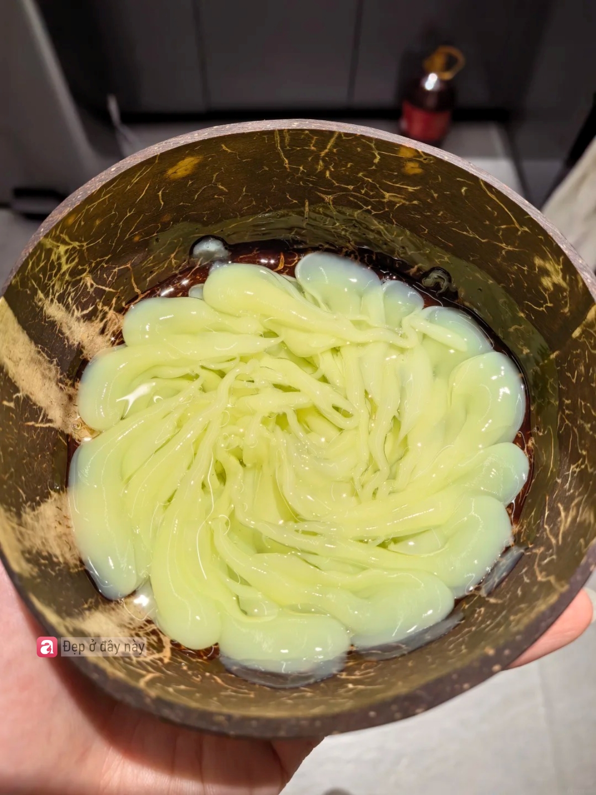 Đ&acirc;y c&oacute; thể l&agrave; c&aacute;ch d&ugrave;ng dầu dừa &ldquo;đỉnh&rdquo; nhất cho người sợ t&oacute;c bết- Ảnh 1.