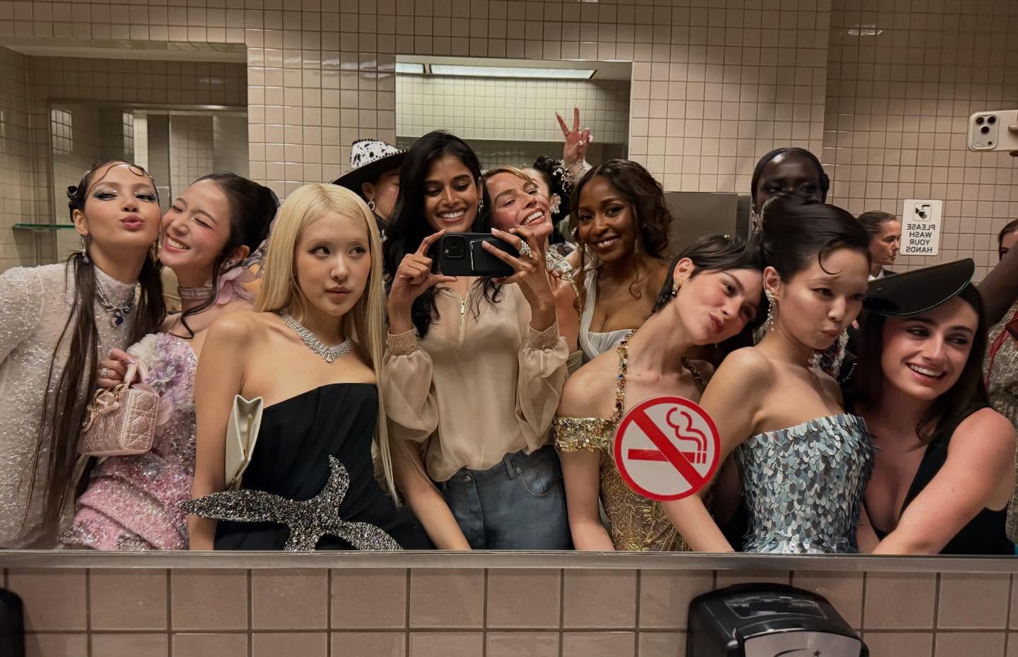 C&ocirc; g&aacute;i da m&agrave;u đ&aacute;ng thương nhất Met Gala biết ơn Gi&aacute;m đốc Chanel sau tranh c&atilde;i- Ảnh 7.