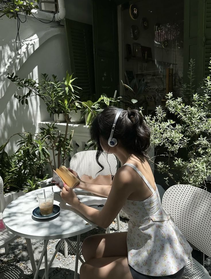 Solo Outing - xu hướng &ldquo;đi date&rdquo; 1 m&igrave;nh: Qu&aacute; mệt để chiều chuộng ai- Ảnh 1.