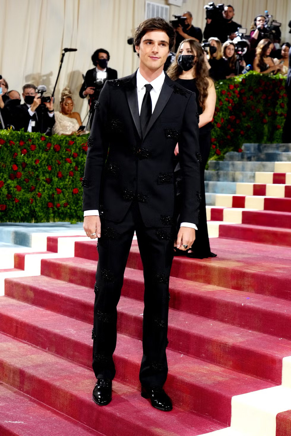Jacob Elordi vắng mặt tại Met Gala 2026 v&igrave; chấn thương- Ảnh 1.