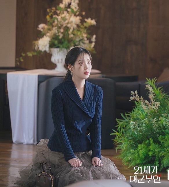 Perfect Crown tập 9: IU đầu phim vừa quỳ gối cầu xin v&igrave; Byeon Woo Seok, cuối phim đ&atilde; đ&ograve;i ly h&ocirc;n- Ảnh 8.