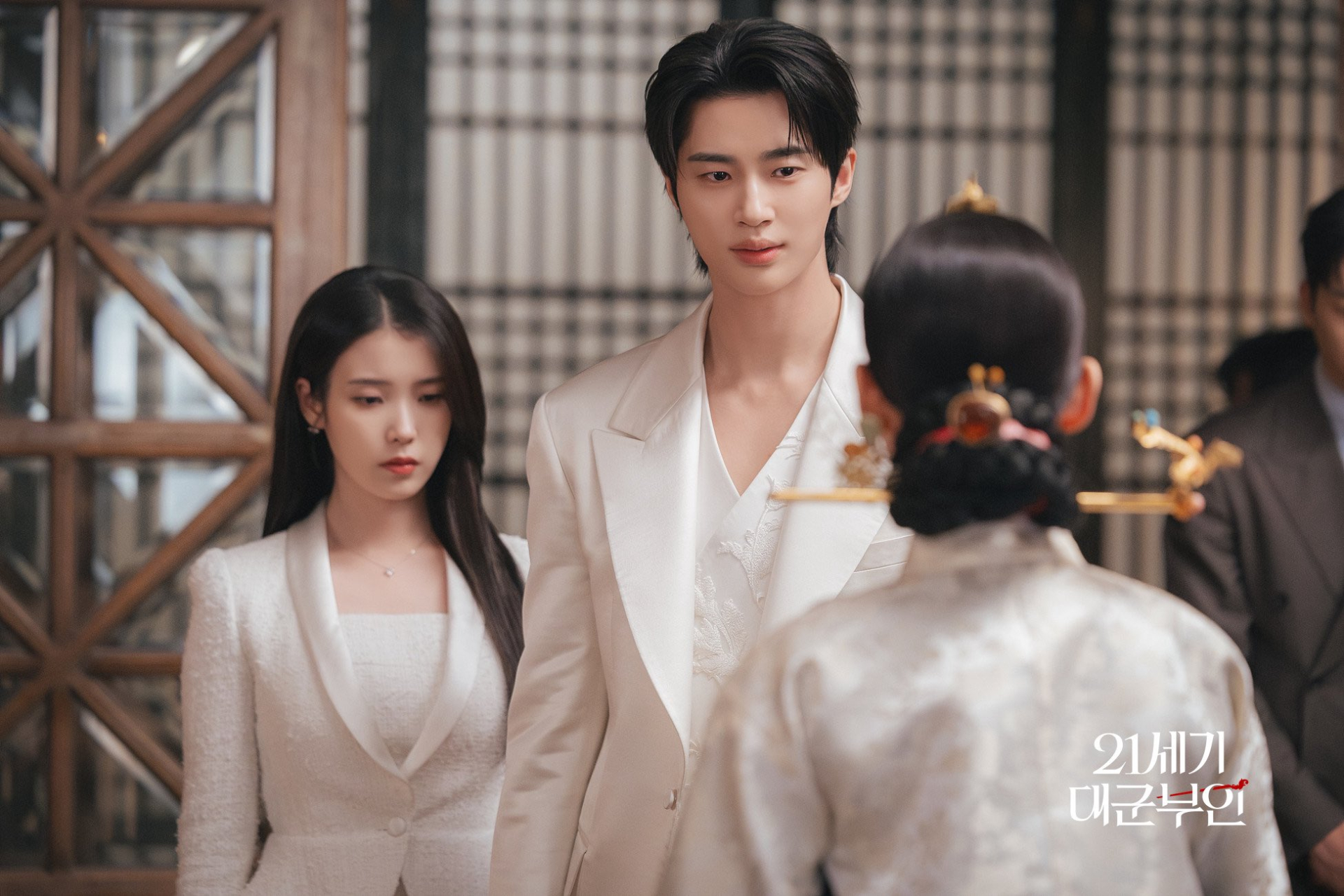 Perfect Crown tập 9: IU đầu phim vừa quỳ gối cầu xin v&igrave; Byeon Woo Seok, cuối phim đ&atilde; đ&ograve;i ly h&ocirc;n- Ảnh 1.