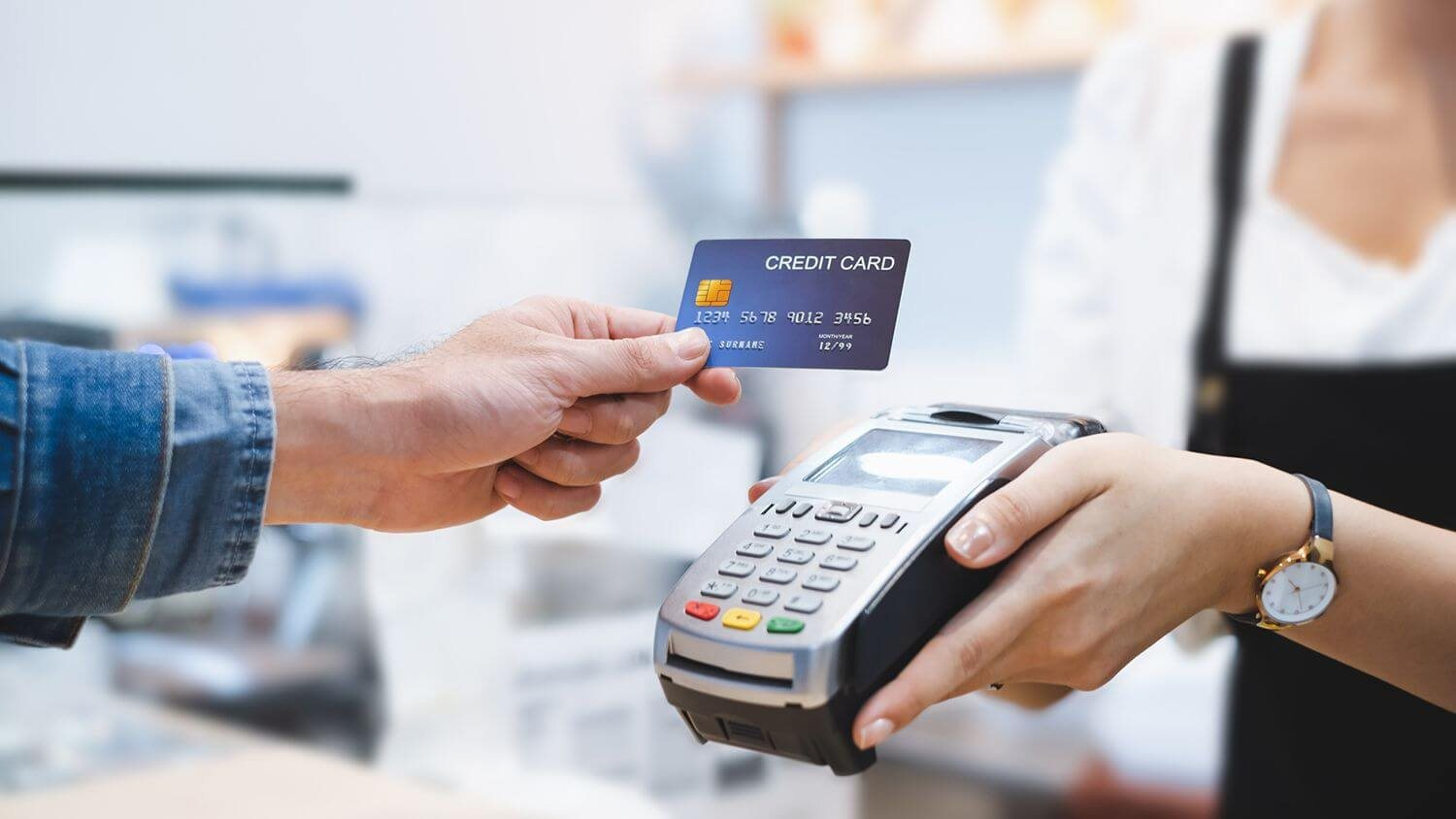 B&iacute; mật sau chiếc thẻ t&iacute;n dụng: C&aacute;c ng&acirc;n h&agrave;ng kiếm tiền như thế n&agrave;o?- Ảnh 1.