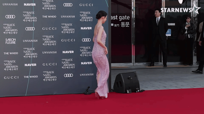Clip Hyun Bin t&eacute; ng&atilde; li&ecirc;n ho&agrave;n tr&ecirc;n thảm đỏ Baeksang 2026, su&yacute;t gặp cảnh hớ h&ecirc;nh nhạy cảm giữa s&oacute;ng trực tiếp- Ảnh 6.