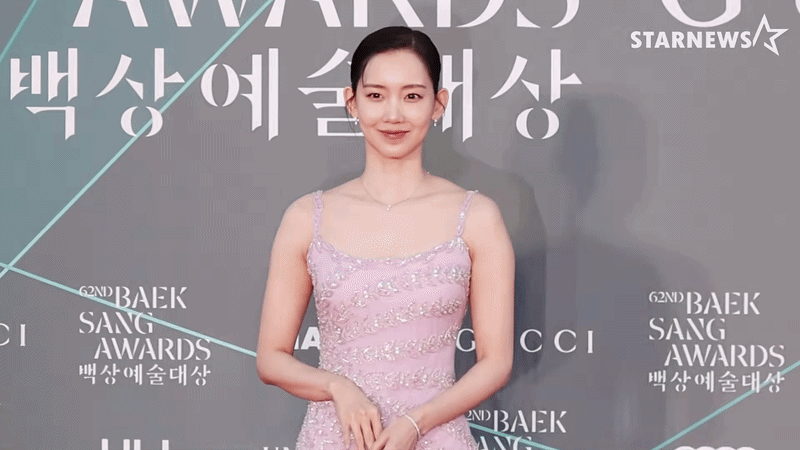 Clip Hyun Bin t&eacute; ng&atilde; li&ecirc;n ho&agrave;n tr&ecirc;n thảm đỏ Baeksang 2026, su&yacute;t gặp cảnh hớ h&ecirc;nh nhạy cảm giữa s&oacute;ng trực tiếp- Ảnh 2.