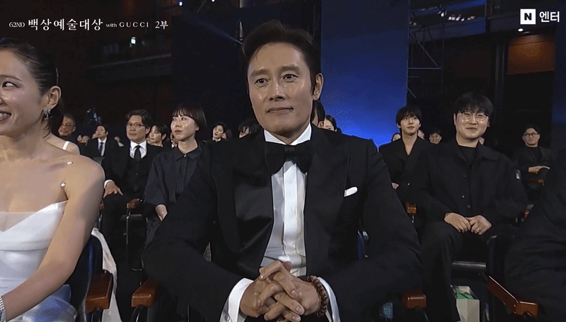 Viral nhất Baeksang 2026: Lee Byung Hun tỏ th&aacute;i độ khi Son Ye Jin thắng giải thưởng lớn- Ảnh 1.