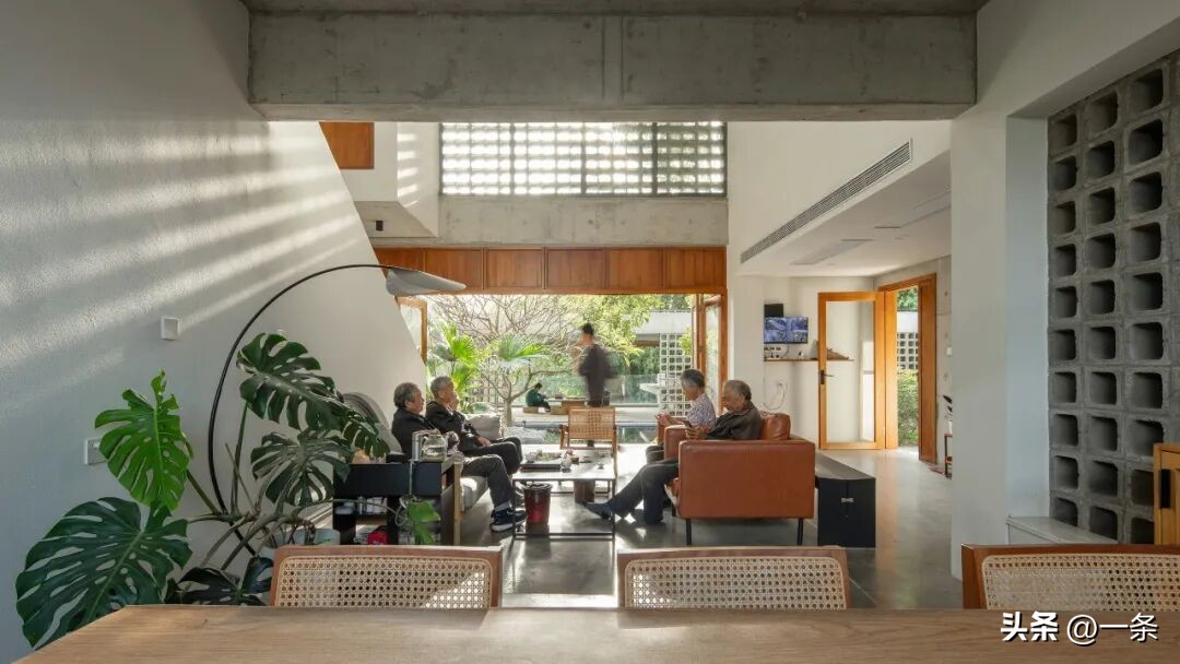 T&ocirc;i chi 2 tỷ x&acirc;y nh&agrave; 680m&sup2; cho bố mẹ ở qu&ecirc; v&agrave; nhận ra: Tiền kh&ocirc;ng đặt đ&uacute;ng chỗ th&igrave; c&agrave;ng để c&agrave;ng tốn- Ảnh 1.