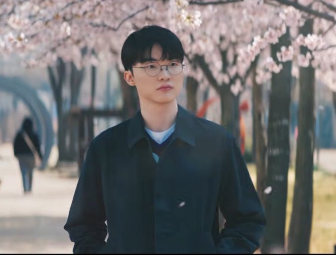 Faker nắm tay tỏ tình Karina (aespa)