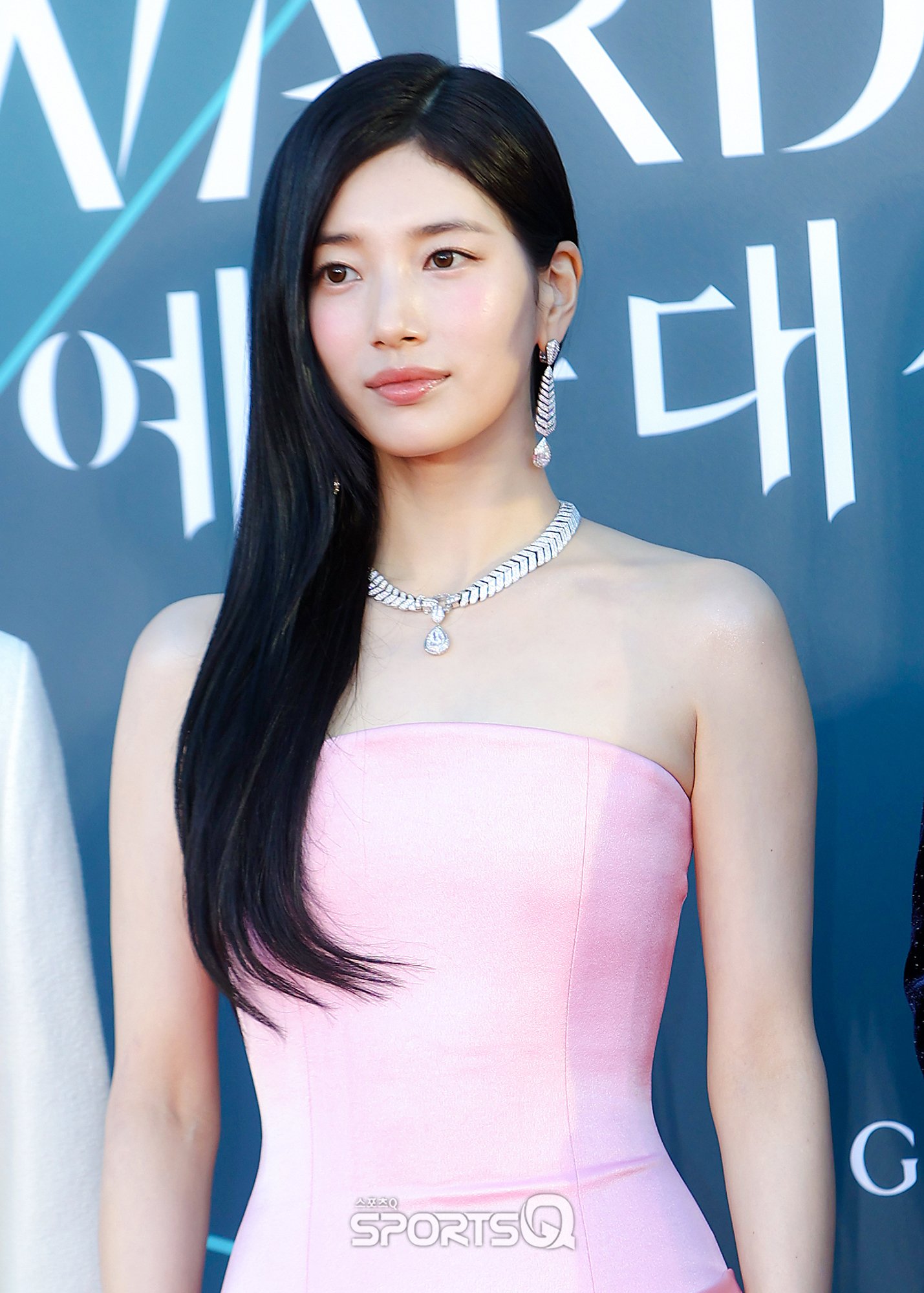 Đẹp bậc nhất Baeksang 2026 gọi t&ecirc;n Suzy: Nh&igrave;n bờ vai ngọc ng&agrave; l&agrave; thấy sang chảnh, soi đến cam thường mới hiểu sao được Lee Min Ho y&ecirc;u- Ảnh 4.