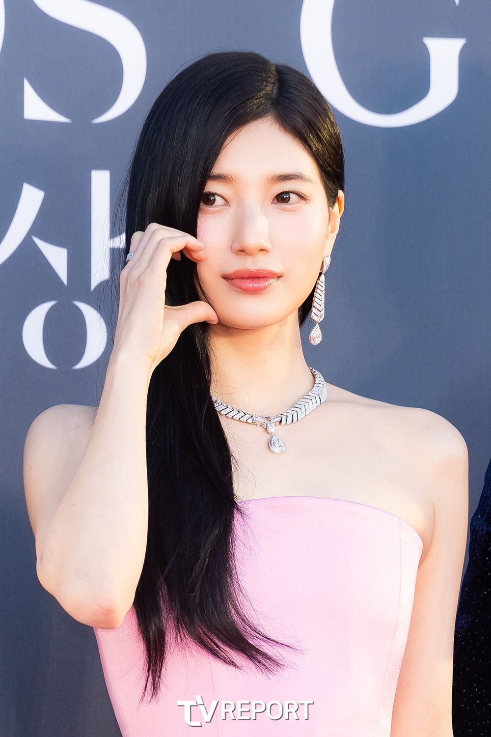 Đẹp bậc nhất Baeksang 2026 gọi t&ecirc;n Suzy: Nh&igrave;n bờ vai ngọc ng&agrave; l&agrave; thấy sang chảnh, soi đến cam thường mới hiểu sao được Lee Min Ho y&ecirc;u- Ảnh 5.