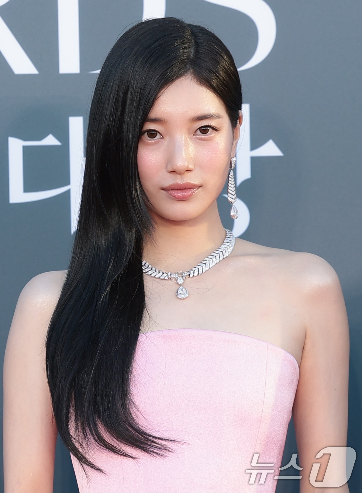Đẹp bậc nhất Baeksang 2026 gọi t&ecirc;n Suzy: Nh&igrave;n bờ vai ngọc ng&agrave; l&agrave; thấy sang chảnh, soi đến cam thường mới hiểu sao được Lee Min Ho y&ecirc;u- Ảnh 8.