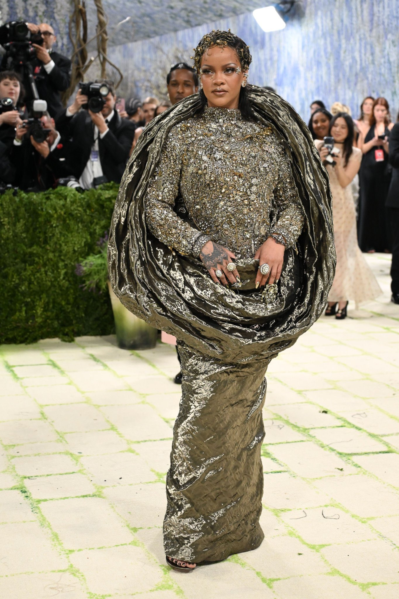 Chồng ve v&atilde;n ca sĩ đ&agrave;n em ở Met Gala, Rihanna lập tức dằn mặt?- Ảnh 3.