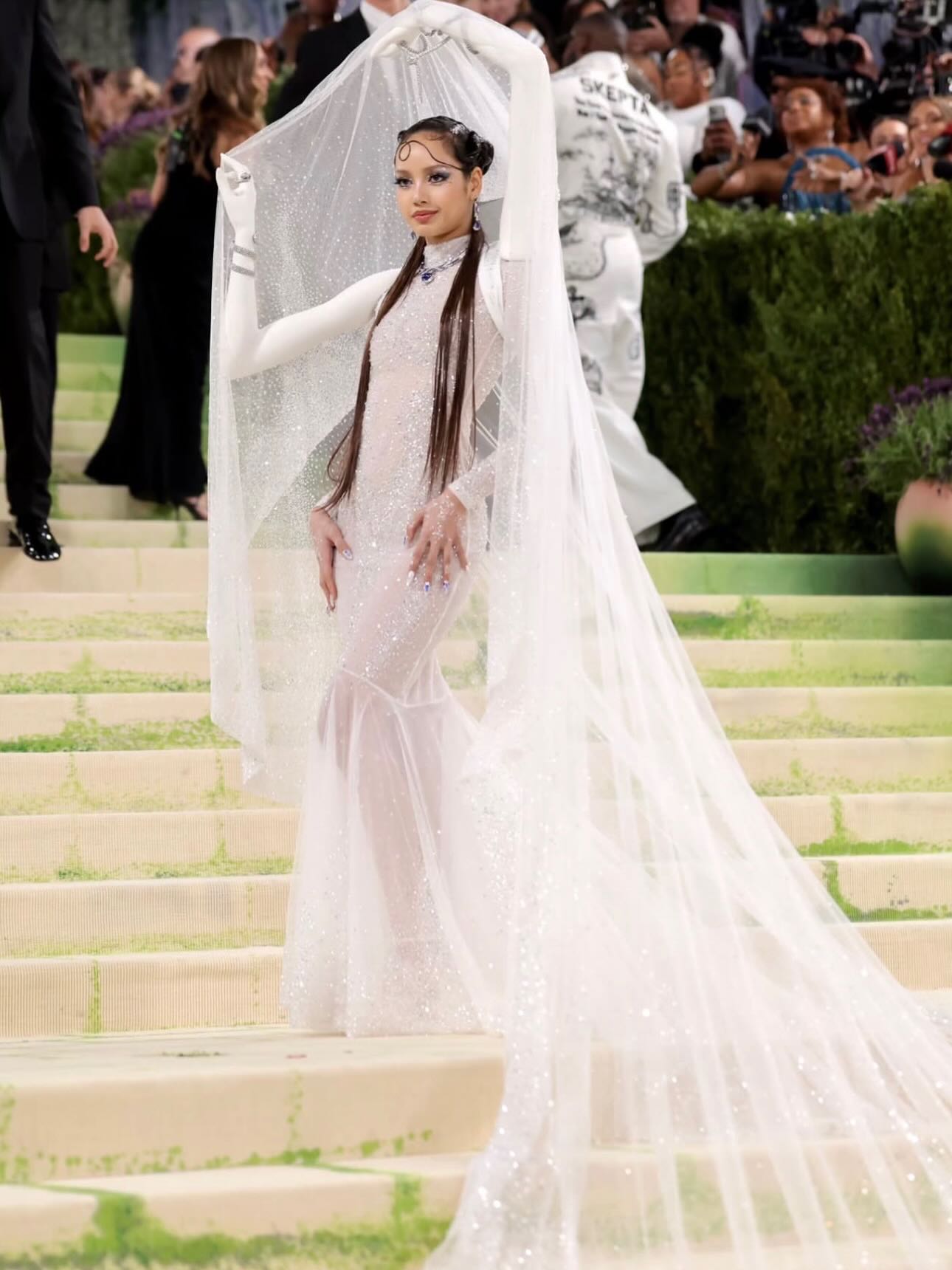 Địch Lệ Nhiệt Ba hot rần rần d&ugrave; kh&ocirc;ng dự Met Gala- Ảnh 5.