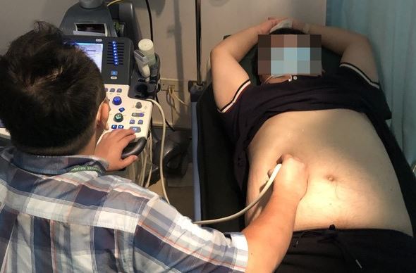 Nam thanh ni&ecirc;n kh&ocirc;ng uống rượu vẫn bị gan nhiễm mỡ nặng, b&aacute;c sĩ chỉ r&otilde; "thủ phạm" l&agrave; th&oacute;i quen "cực độc" - Ảnh 1.